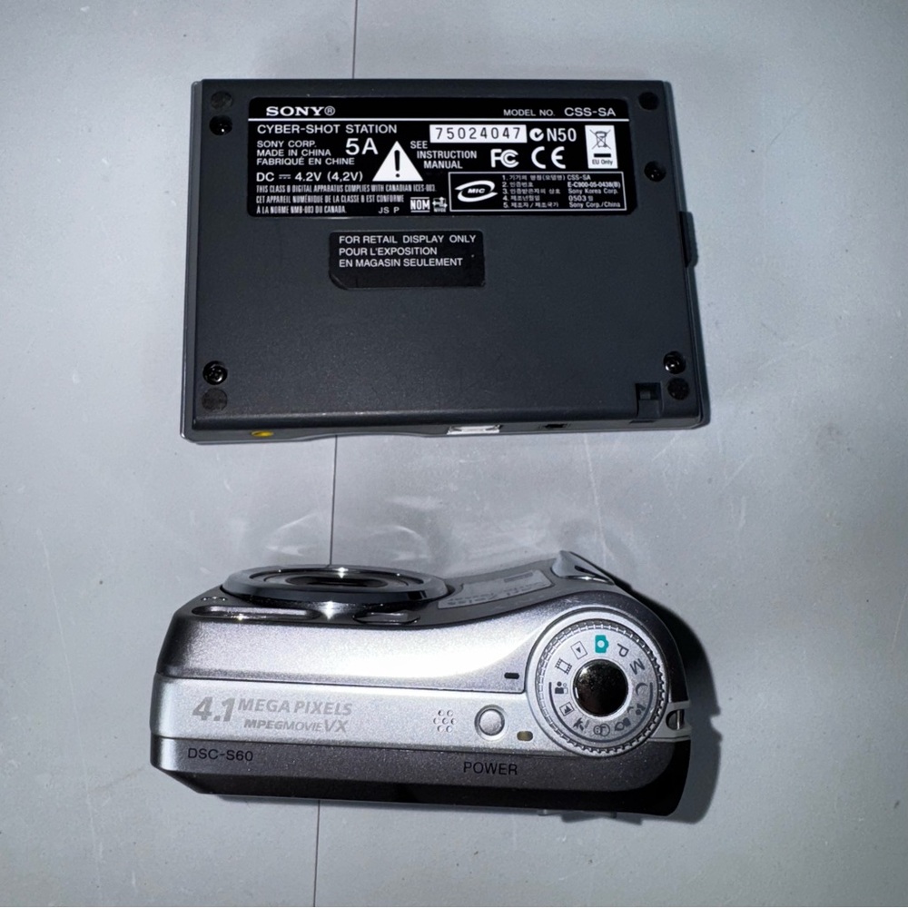 Sony CyberShot DSC-S60 4.1MP Digital Camera w/ Base Docking Station - Picture 6 of 8